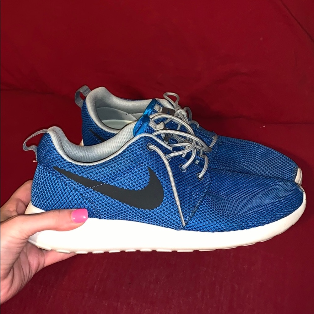 Men’s 8 (women’s 9.5) Nike Roshes